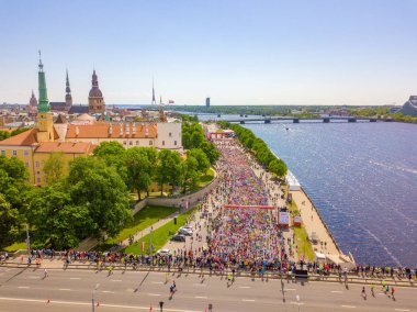 Riga. Letonya. 20 Mayıs 2018. Uluslararası Maraton Lattelecom 2018. Dolgu ve Daugava Nehri ve Özgürlük Anıtı Milda tarafından çalışan insanlara başlamak.