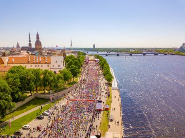 Riga. Letonya. 20 Mayıs 2018. Uluslararası Maraton Lattelecom 2018. Dolgu ve Daugava Nehri ve Özgürlük Anıtı Milda tarafından çalışan insanlara başlamak.