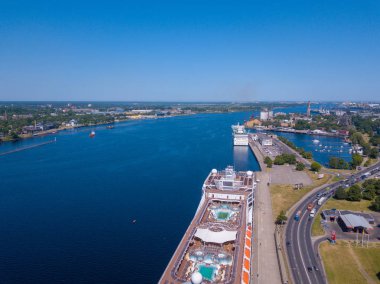 Riga, Letonya. 04 Haziran 2018. Msc Orchestra hava görünümünü tarafından tarihi kent Riga'da demirledi gemi cruise.