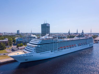 Riga, Letonya. 04 Haziran 2018. Msc Orchestra hava görünümünü tarafından tarihi kent Riga'da demirledi gemi cruise.