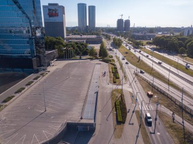 30 Mayıs 2018. Riga, Letonya. Swedbank gökdelen üzerinde havadan görünümü.