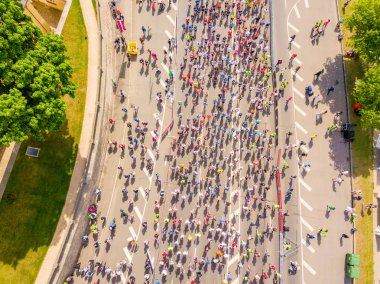 Riga. Letonya. 20 Mayıs 2018. Uluslararası Maraton Lattelecom 2018. Dolgu ve Daugava Nehri ve Özgürlük Anıtı Milda tarafından çalışan insanlara başlamak.