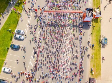 Riga. Letonya. 20 Mayıs 2018. Uluslararası Maraton Lattelecom 2018. Dolgu ve Daugava Nehri ve Özgürlük Anıtı Milda tarafından çalışan insanlara başlamak.