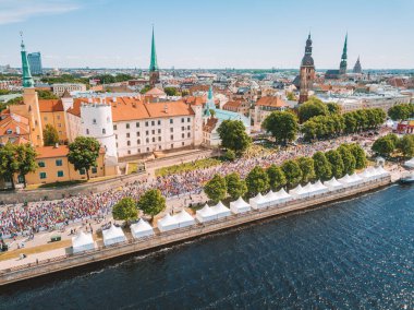 Riga. Letonya. 20 Mayıs 2018. Uluslararası Maraton Lattelecom 2018. Dolgu ve Daugava Nehri ve Özgürlük Anıtı Milda tarafından çalışan insanlara başlamak.