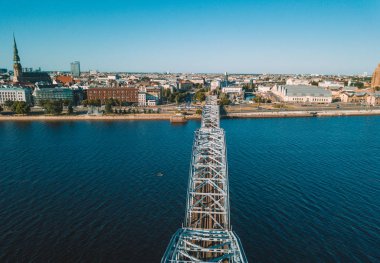 Riga'da Daugava Nehri boyunca Tren demiryolu köprüsünde havadan görünümü.