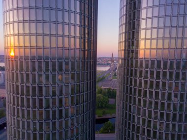 Riga, Letonya, 25 Mayıs 2018. Riga, Letonya ortasına Z kulelerde güzel havadan görünümü. Eski şehir ve nehir Daugava arka planda günbatımı manzaralı. 