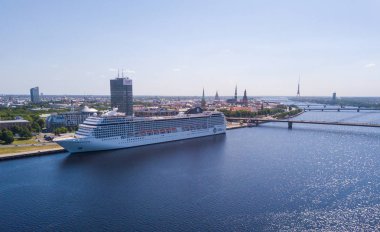 Riga, Letonya. 04 Haziran 2018. Msc Orchestra hava görünümünü tarafından tarihi kent Riga'da demirledi gemi cruise.
