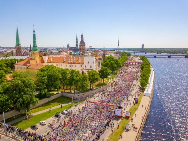 Riga. Letonya. 20 Mayıs 2018. Uluslararası Maraton Lattelecom 2018. Dolgu ve Daugava Nehri ve Özgürlük Anıtı Milda tarafından çalışan insanlara başlamak.