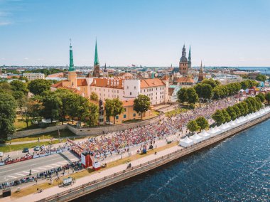 Riga. Letonya. 20 Mayıs 2018. Uluslararası Maraton Lattelecom 2018. Dolgu ve Daugava Nehri ve Özgürlük Anıtı Milda tarafından çalışan insanlara başlamak.