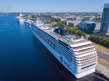 Riga, Letonya. 04 Haziran 2018. Msc Orchestra hava görünümünü tarafından tarihi kent Riga'da demirledi gemi cruise.