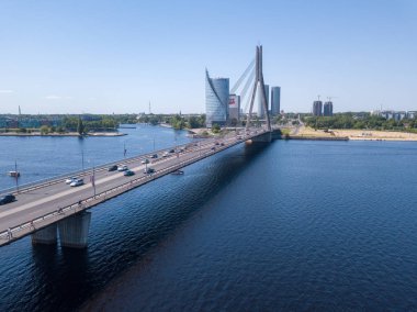 Vansu köprü veya asma köprü nehir Daugava Riga, Letonya başkentinde yayılan bir havadan görünümü.