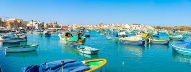 20 Mayıs 2018. Marsaxlokk, Malta. Geleneksel gözlü renkli botlara Luzzu Akdeniz Limanı balıkçı köyü Marsaxlokk, Malta güzel görünüm