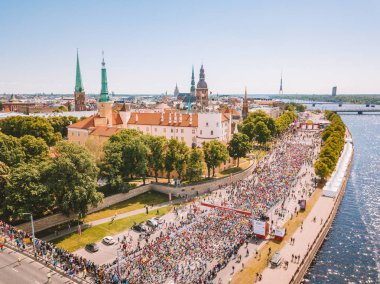 Riga. Letonya. 20 Mayıs 2018. Uluslararası Maraton Lattelecom 2018. Dolgu ve Daugava Nehri ve Özgürlük Anıtı Milda tarafından çalışan insanlara başlamak.