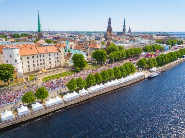 Riga. Letonya. 20 Mayıs 2018. Uluslararası Maraton Lattelecom 2018. Dolgu ve Daugava Nehri ve Özgürlük Anıtı Milda tarafından çalışan insanlara başlamak.