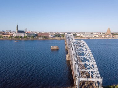 Riga'da Daugava Nehri boyunca Tren demiryolu köprüsünde havadan görünümü.