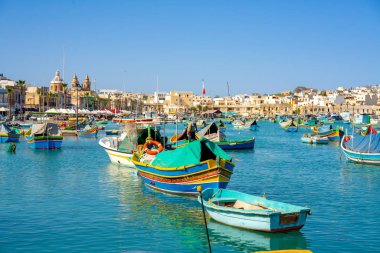 20 Mayıs 2018. Marsaxlokk, Malta. Geleneksel gözlü renkli botlara Luzzu Akdeniz Limanı balıkçı köyü Marsaxlokk, Malta güzel görünüm