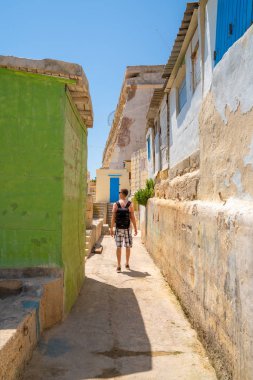 Genç adam Malta'da güzel Valletta tarihi kent keşfetmek 