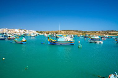 20 Mayıs 2018. Marsaxlokk, Malta. Geleneksel gözlü renkli botlara Luzzu Akdeniz Limanı balıkçı köyü Marsaxlokk, Malta güzel görünüm
