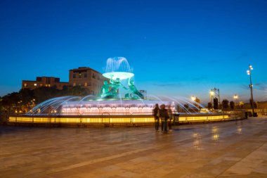 02 Mayıs 2018. Valletta, Malta. Valletta eski şehre girişinin hemen önünde gece Çeşme güzel görünümü.