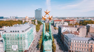 20 Mayıs 2018. Riga, Letonya. Anıtı Milda merkezi Riga Uluslararası Lattelecom maraton sırasında havadan görünümü.