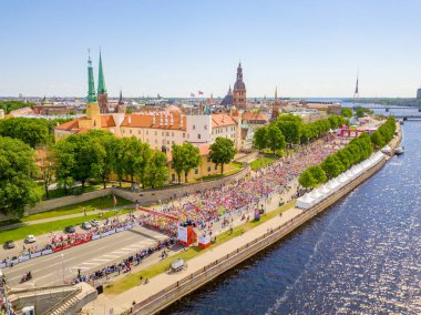 Riga. Letonya. 20 Mayıs 2018. Uluslararası Maraton Lattelecom 2018. Dolgu ve Daugava Nehri ve Özgürlük Anıtı Milda tarafından çalışan insanlara başlamak.