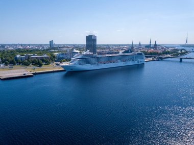 Riga, Letonya. 04 Haziran 2018. Msc Orchestra hava görünümünü tarafından tarihi kent Riga'da demirledi gemi cruise.