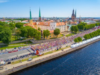 Riga. Letonya. 20 Mayıs 2018. Uluslararası Maraton Lattelecom 2018. Dolgu ve Daugava Nehri ve Özgürlük Anıtı Milda tarafından çalışan insanlara başlamak.