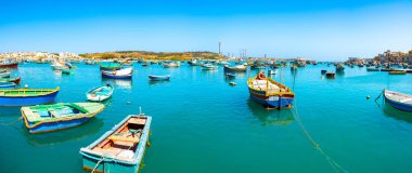 20 Mayıs 2018. Marsaxlokk, Malta. Geleneksel gözlü renkli botlara Luzzu Akdeniz Limanı balıkçı köyü Marsaxlokk, Malta güzel görünüm