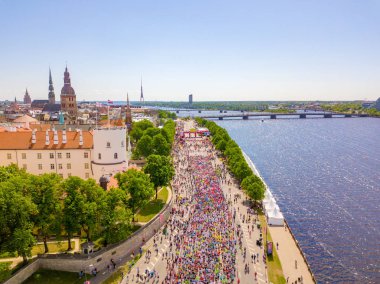 Riga. Letonya. 20 Mayıs 2018. Uluslararası Maraton Lattelecom 2018. Dolgu ve Daugava Nehri ve Özgürlük Anıtı Milda tarafından çalışan insanlara başlamak.