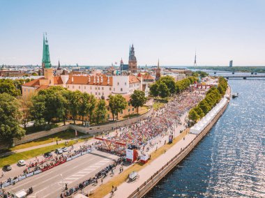 Riga. Letonya. 20 Mayıs 2018. Uluslararası Maraton Lattelecom 2018. Dolgu ve Daugava Nehri ve Özgürlük Anıtı Milda tarafından çalışan insanlara başlamak.