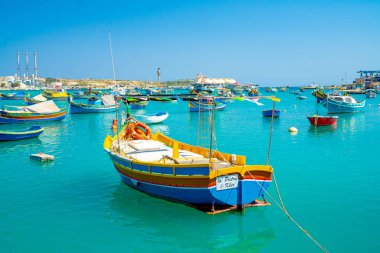 20 Mayıs 2018. Marsaxlokk, Malta. Geleneksel gözlü renkli botlara Luzzu Akdeniz Limanı balıkçı köyü Marsaxlokk, Malta güzel görünüm 