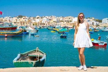 20 Mayıs 2018. Marsaxlokk, Malta. Geleneksel gözlü renkli botlara Luzzu Akdeniz Limanı balıkçı köyü Marsaxlokk, Malta güzel görünüm 