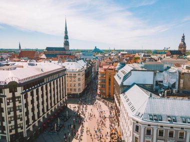 Riga. Letonya. 20 Mayıs 2018. Uluslararası Maraton Lattelecom 2018. Dolgu ve Daugava Nehri ve Özgürlük Anıtı Milda tarafından çalışan insanlara başlamak.