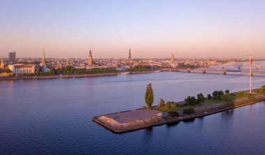 Old Riga kasaba Vecriga Letonya üzerinde gün batımının muhteşem havadan görünümü. Nehir Daugava, kubbeler Katedrali ve ön planda altın horoz ile. 
