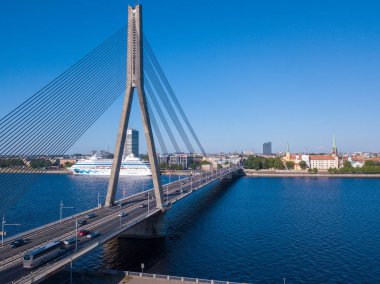 Vansu köprü veya asma köprü nehir Daugava Riga, Letonya başkentinde yayılan bir havadan görünümü.