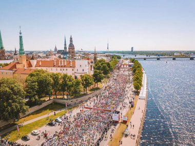 Riga. Letonya. 20 Mayıs 2018. Uluslararası Maraton Lattelecom 2018. Dolgu ve Daugava Nehri ve Özgürlük Anıtı Milda tarafından çalışan insanlara başlamak.