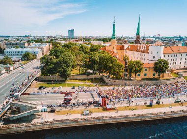 Riga. Letonya. 20 Mayıs 2018. Uluslararası Maraton Lattelecom 2018. Dolgu ve Daugava Nehri ve Özgürlük Anıtı Milda tarafından çalışan insanlara başlamak.