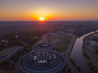 Riga, Letonya, 25 Mayıs 2018. Riga, Letonya ortasına Z kulelerde güzel havadan görünümü. Eski şehir ve nehir Daugava arka planda günbatımı manzaralı. 
