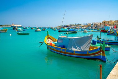 20 Mayıs 2018. Marsaxlokk, Malta. Geleneksel gözlü renkli botlara Luzzu Akdeniz Limanı balıkçı köyü Marsaxlokk, Malta güzel görünüm