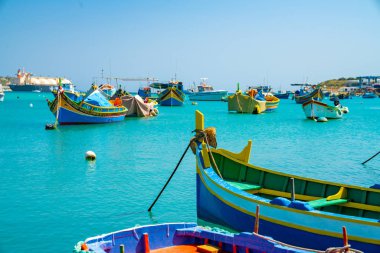 20 Mayıs 2018. Marsaxlokk, Malta. Geleneksel gözlü renkli botlara Luzzu Akdeniz Limanı balıkçı köyü Marsaxlokk, Malta güzel görünüm