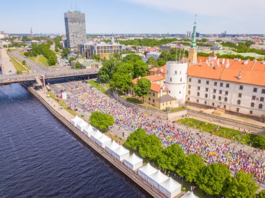 Riga. Letonya. 20 Mayıs 2018. Uluslararası Maraton Lattelecom 2018. Dolgu ve Daugava Nehri ve Özgürlük Anıtı Milda tarafından çalışan insanlara başlamak.