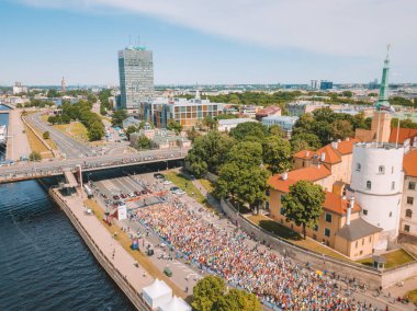 Riga. Letonya. 20 Mayıs 2018. Uluslararası Maraton Lattelecom 2018. Dolgu ve Daugava Nehri ve Özgürlük Anıtı Milda tarafından çalışan insanlara başlamak.