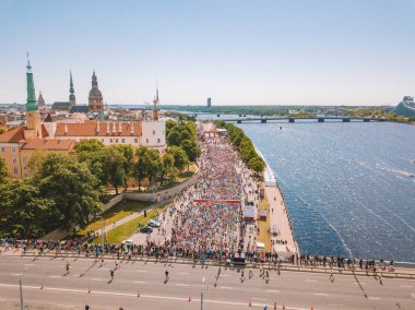 Riga. Letonya. 20 Mayıs 2018. Uluslararası Maraton Lattelecom 2018. Dolgu ve Daugava Nehri ve Özgürlük Anıtı Milda tarafından çalışan insanlara başlamak.