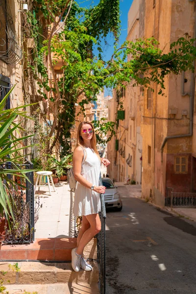 Hermosa Chica Vestido Blanco Que Explora Malta Isla Cerca Valeta — Foto de Stock