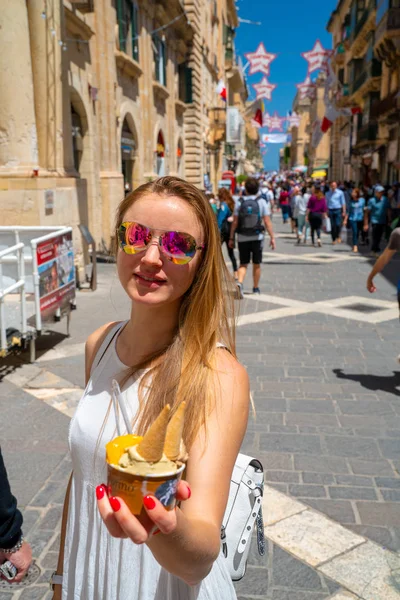 Maj 2018 Valletta Malta Vacker Flicka Äter Glass Mitt Valletta — Stockfoto