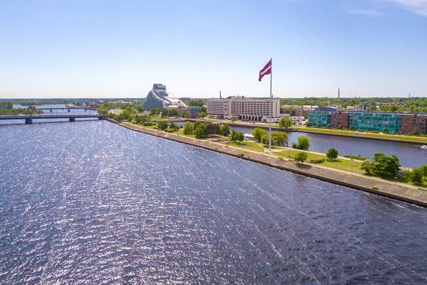 Bela Bandeira Letã Junto Rio Daugava — Fotografia de Stock