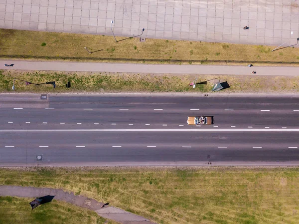 2018年6月03日 拉脱维亚 关于美国古典复古汽车游行在里加 拉脱维亚由巨大的 Msc 巡航乐团 老式敞篷车行驶在空荡荡的街道上 — 图库照片