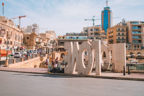 Maj 2018 Vackra Julian Stad Malta Med Kärlek Logga Gatan — Stockfoto