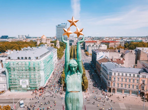 20 Mayıs 2018. Riga, Letonya. Anıtı Milda merkezi Riga Uluslararası Lattelecom maraton sırasında havadan görünümü.