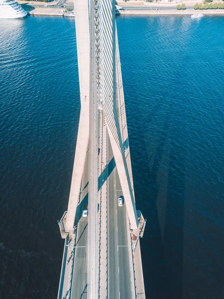 Vansu 大桥或吊桥横跨拉脱维亚首都里加河道加瓦河的鸟瞰图 — 图库照片